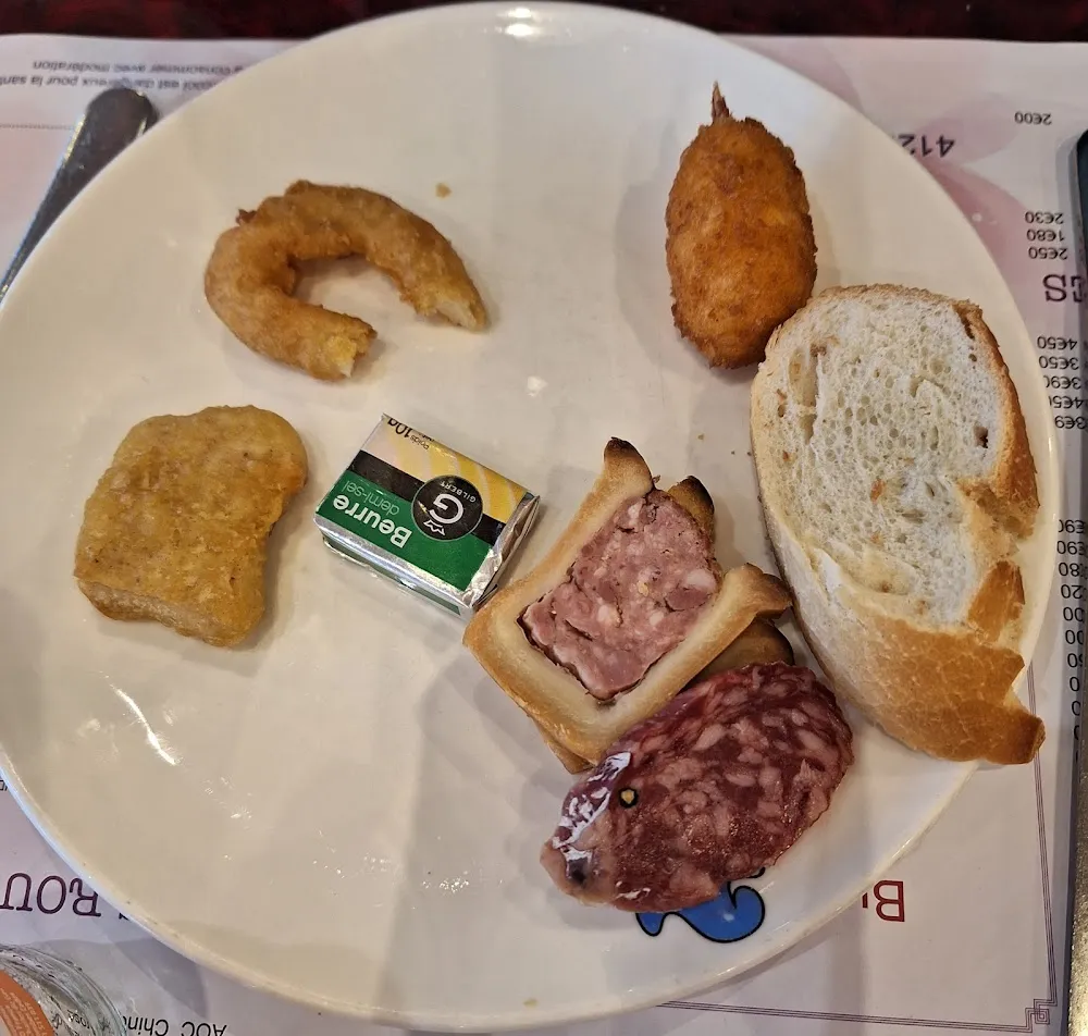 Saucisson Œuf Dur Beignet Calamars Beignet de Crabe Pâté En Croute Nuggets